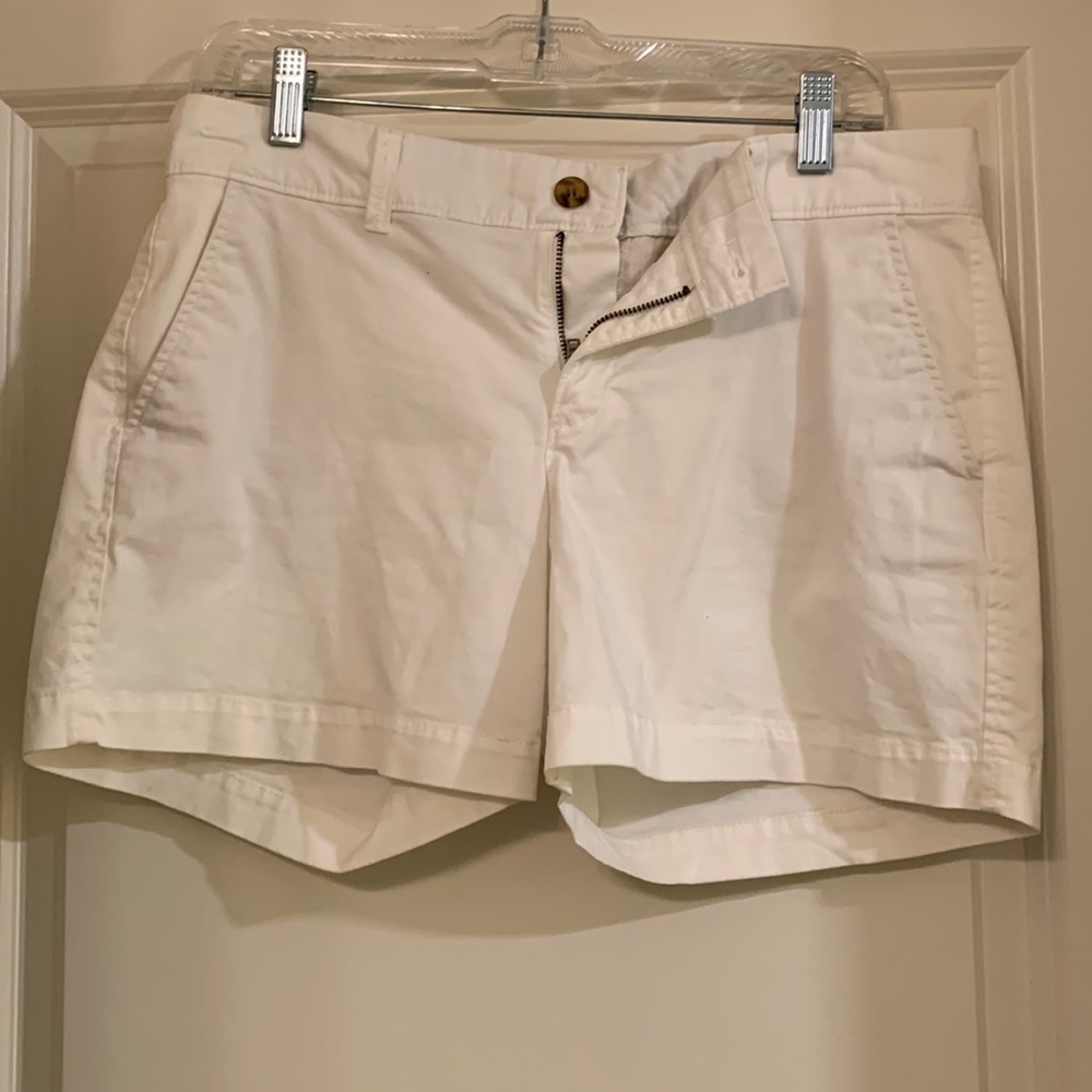 Old Navy white shorts. Size 4. Like new. 97% cotton.